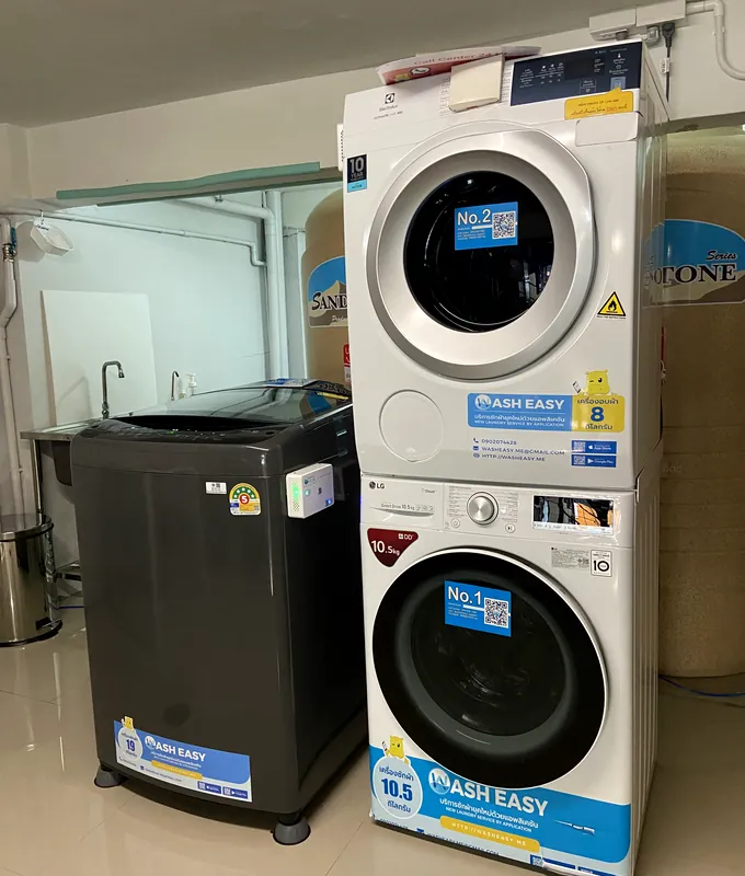 เครื่องซักอบแบบซ้อนในร้านสะดวกซัก